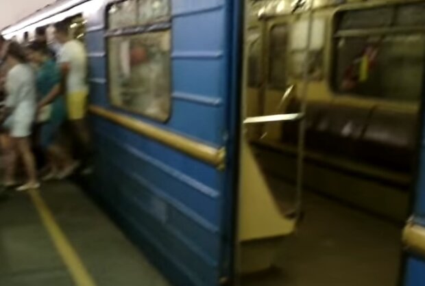 В метро Киева распылили неизвестное вещество. Первые подробности