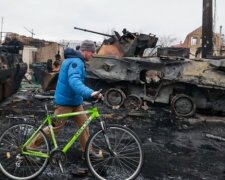 Сльози навертаються: як жителі Ірпеня залишають зруйноване місто. Фото