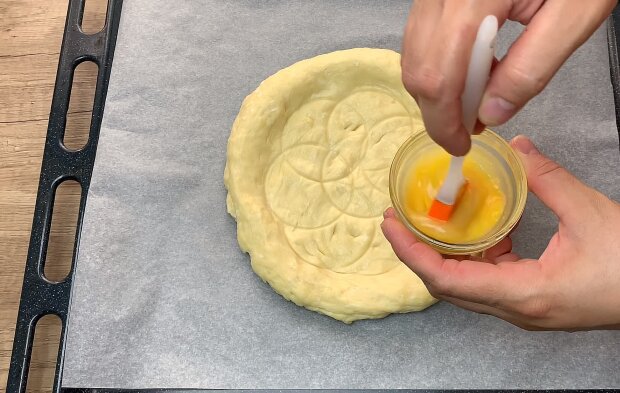 От запаха можно обомлеть: рецепт томатных лепешек с сыром на кефире