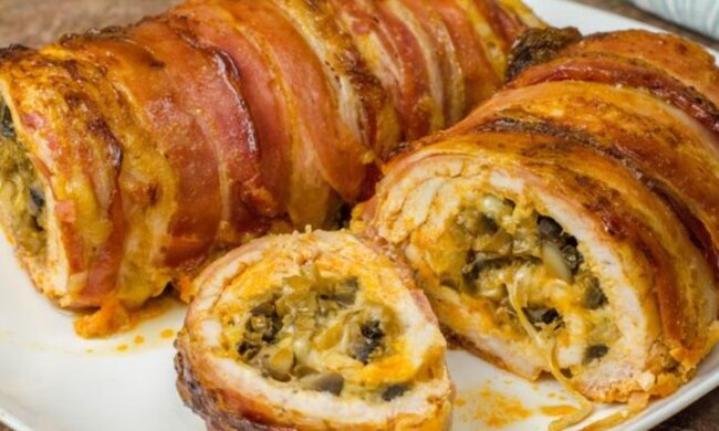 От такой вкуснятины вы вряд ли откажетесь: рецепт куриных рулетиков с творожным сыром и маринованными огурчиками