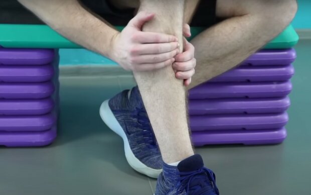 Біль в нозі. Фото: скріншот YouTube-відео
