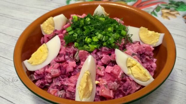 Добавки захочется уже при одном его виде: рецепт эстонского салата с малосольной сельдью, яйцом и свеклой