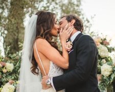 Невеста без юбки стала звездой интернета, показав, как надо гулять на свадьбе. Видео