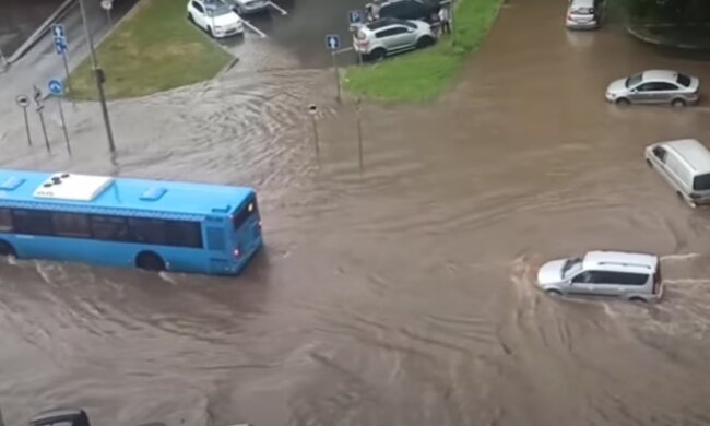 Мощный ураган в Москве: метро затоплено, строительные краны валяются, начались пожары