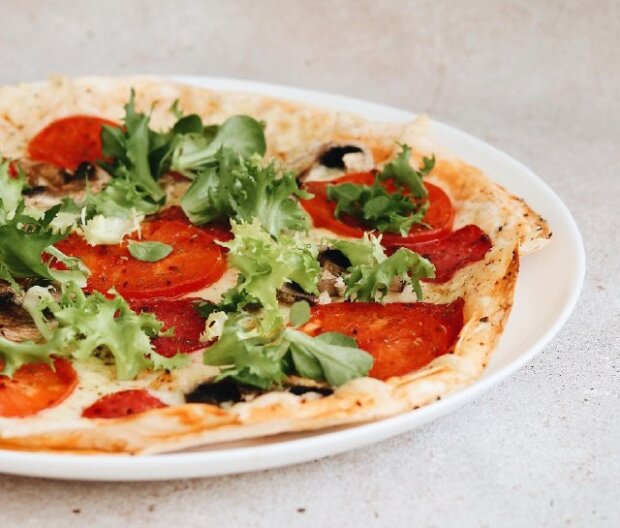 Тепер ви точно не замовлятимете її: рецепт ніжної піци на лаваші в духовці