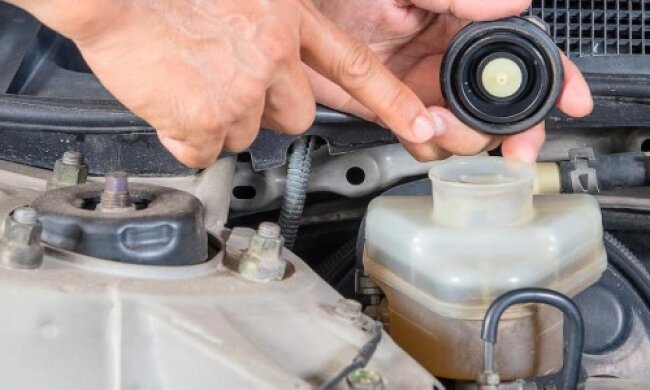 Заміна гальмівної рідини, фото: youtube.com