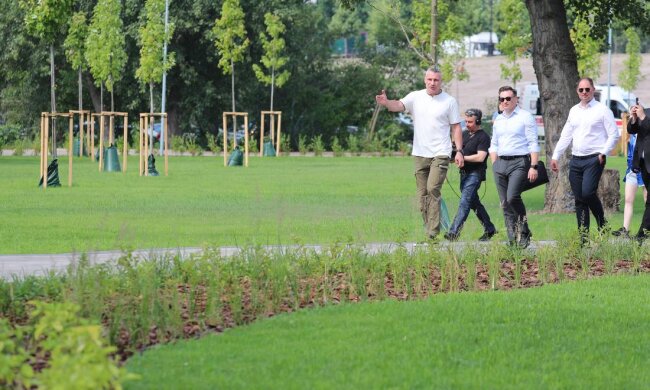 На столичній Оболоні з’явився новий сквер та пішохідний міст, створені за кошти мерії Вільнюса, - Кличко