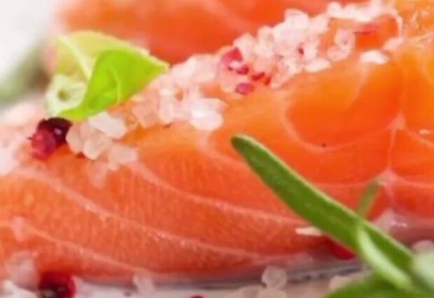 Солона червона риба, кадр з відео