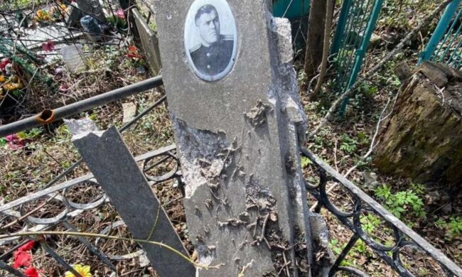 Ничего святого: войска РФ обстреляли в Киеве кладбище на Берковцах. Фото
