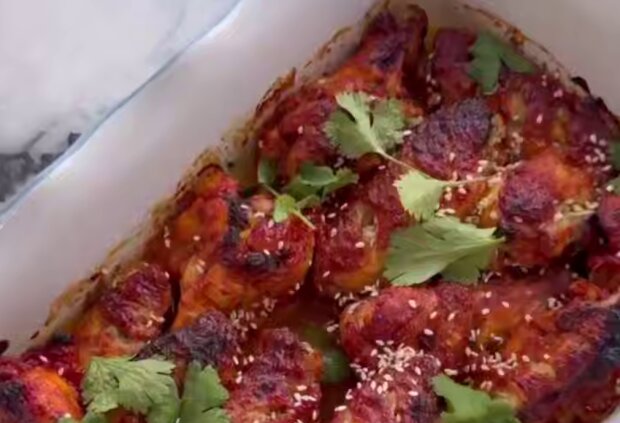 Курячі крильця в медово-томатному маринаді, кадр з відео