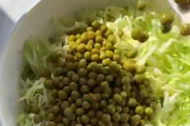 Салат с капустой, морковкой и горошком, кадр из видео