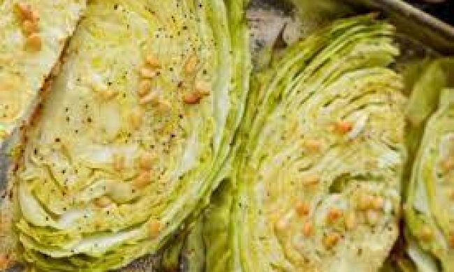 Вся семья будет в восторге: рецепт молодой капусты, запеченной в сметане и курином бульоне