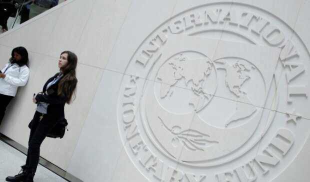 Раздадут долги: в Украину пошли первые миллионы от МВФ