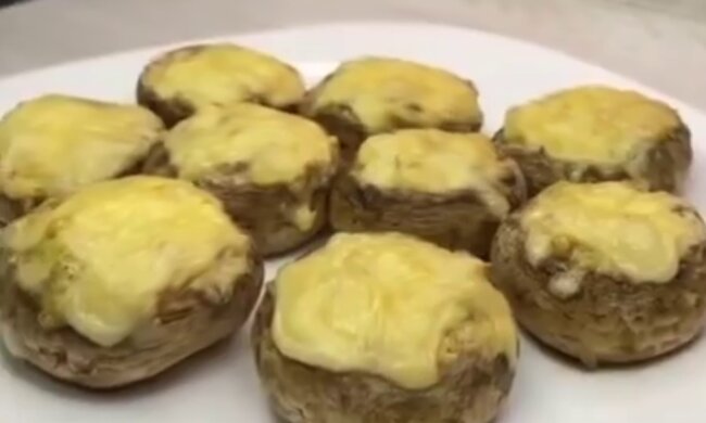 Запеченные грибы с сыром и сметаной, кадр с видео
