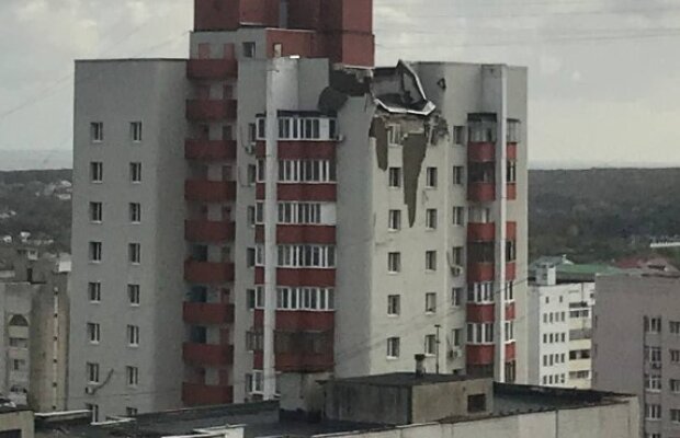 В сети появилось фото попаданий по многоэтажке в российском Белгороде. Говорят, что ракеты летели на Харьков