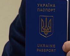 Всім українцям захотіли роздати нові паспорта. Але є нюанси