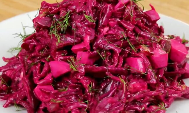 Салат со свеклы и соленых огурцов