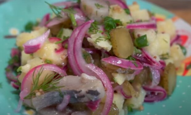 А ведь зря вы такое не готовили: рецепт картофельного салата с сельдью и солеными огурчиками
