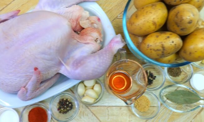 Курка, фарширована молодою картоплею, фото: youtube.com