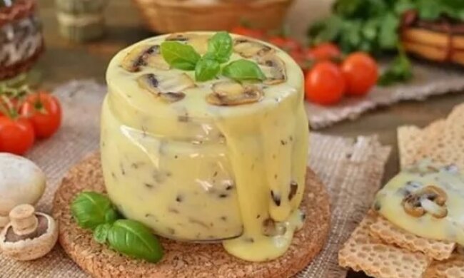 Домашній сир плавлений з грибами, фото: youtube.com