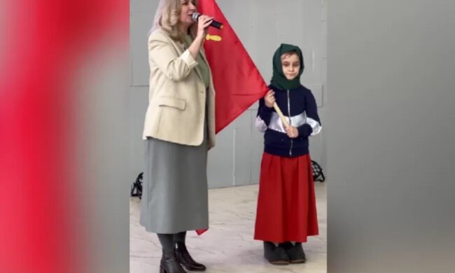 Це вже межа: у Росії вчителі переодягли дівчинку в бабусю з радянським прапором. Фото