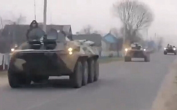 Перемещение БТР в Беларуси. Фото: скриншот YouTube-видео.
