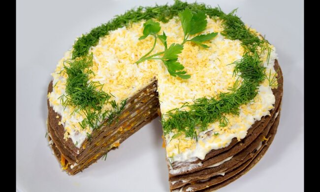 Його з'їдають у перші хвилини застілля: рецепт ніжного печінкового торта з морквою та цибулею.