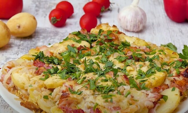 Запеканка из молодой картошки с курицей и сливками, фото: youtube.com