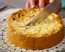 Рецепт простого семейного пирога с ветчиной, замороженными овощами и сыром. Фото: YouTube