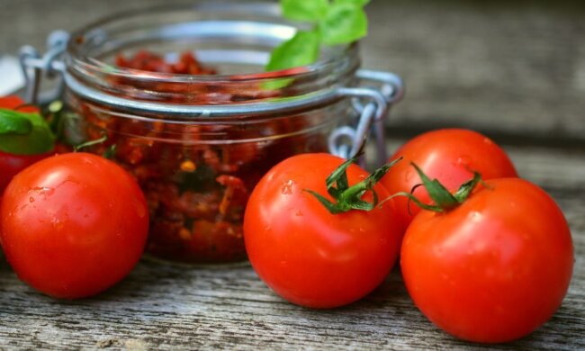 Какая простая хитрость поможет сохранить помидоры аж до Нового года