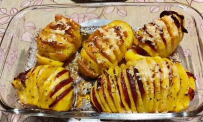 Рецепт на вихідні: запашна картопелька з беконом і часником. Робимо в духовці