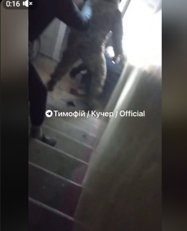 ТЦК у польїзді б'ють чоловіка