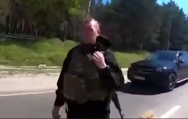 Штаны не отстирает: бойцы ВСУ задержали полицейского, который требовал у водителя 300 грн. Видео