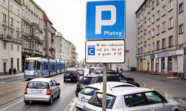 Водіїв попередили: паркування у Києві працюватимуть безкоштовно. Що потрібно знати