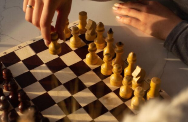 Шахова партія, фото: youtube.com