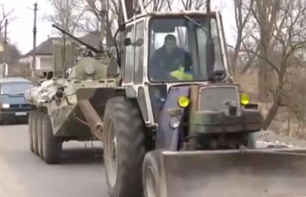 Вищий клас! Українські трактористи віджали у росіян їх БТР. Відео