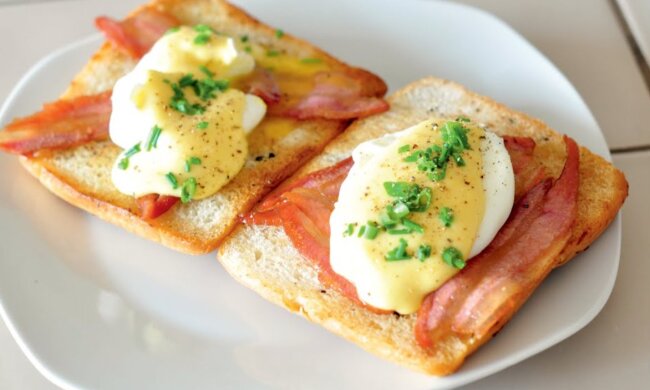 Рецепт настоящих яиц "Бенедикт": его придумали американцы в далеких 1890-х годах от похмелья