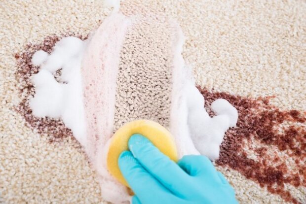 Хитрость наших бабушек: как быстро вывести пятно на ковре, если вы его испачкали