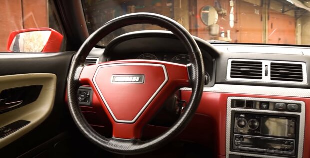 Красная бестия: в заброшенном гараже нашли самодельный суперкар из СССР
