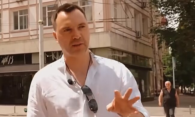 Арестович: "Россияне продолжают контратаковать, используя накопленные резервы"