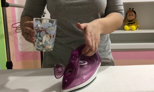Не повторяйте эту ошибку: что произойдет с утюгом, если в него постоянно заливать обычную воду