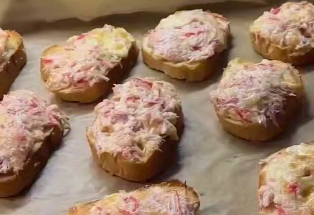 Бутерброди з крабовими паличками та ікрою мойви, кадр з відео