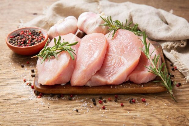 Не обов'язково його викидати: як врятувати куряче м'ясо, якщо почав з'являтися неприємний запах