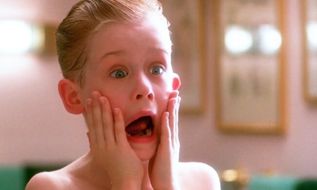 «Один дома» с котом. В сети хохочут над неизвестной версией популярного новогоднего фильма. Видео