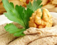 Настоящий деликатес на Новый год: рецепт паштета из шампиньонов с добавлением грецких орехов