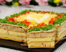 Настоящая вкуснятина для любого стола: рецепт закусочного торта "Наполеон" из крекеров со скумбрией