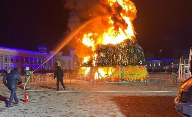 Сгорела главная елка города, фото: youtube.com