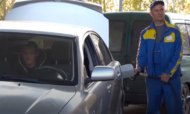 Щоб купити паливо без черги, потрібно заплатити 300 гривень. Нова послуга