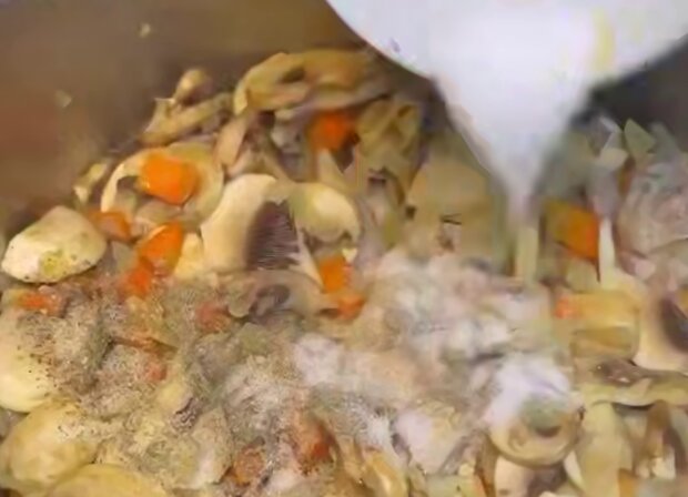 Куриный суп с грибами и рисом, кадр из видео