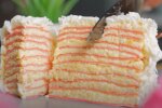 Торт із крабових паличок: скрін з відео